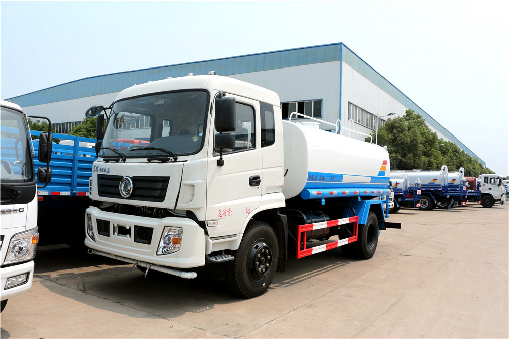 東風(fēng)專底灑水車（12方）