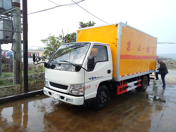 江鈴4.2米(2.6噸)液體廂式車