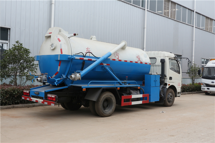 東風(fēng)多利卡8方吸污車(chē)