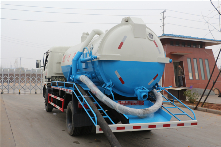 東風(fēng)多利卡8方吸污車(chē)