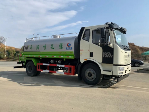 國六12-15噸解放灑水車