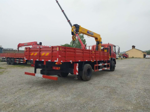東風D912單橋6.3噸隨車吊