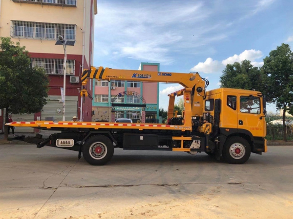 東風D9帶吊平板清障車