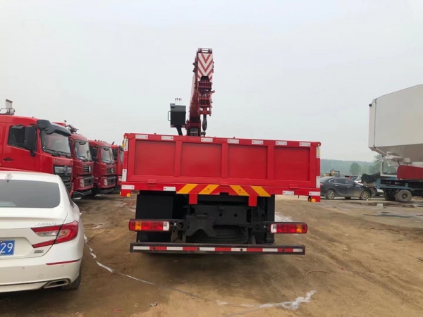 福田奧鈴8噸隨車吊貨廂6.05米