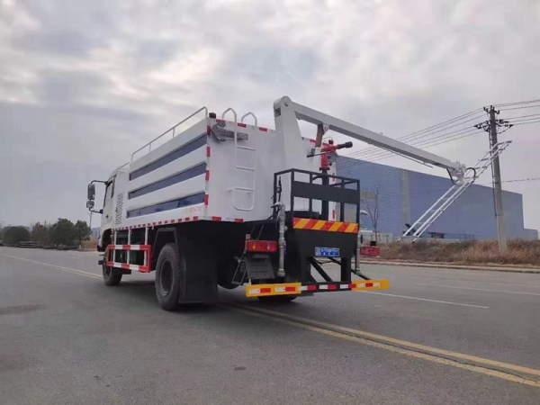 東風(fēng)四驅(qū)光伏板清洗車，8方水罐