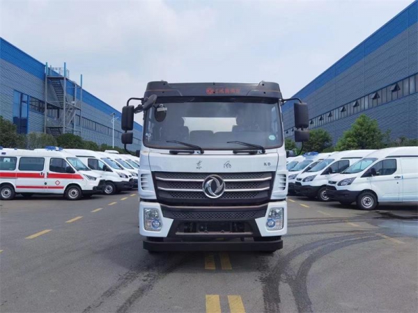 東風(fēng)D17后雙橋18方吸污車,配水循環(huán)泵加10米吸污帶。