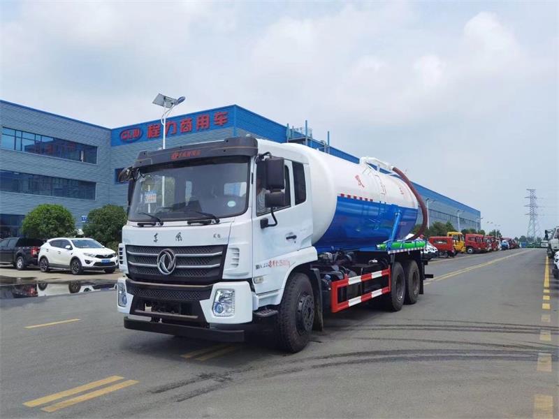 東風D17后雙橋18方吸污車，配水循環泵加10米吸污帶。