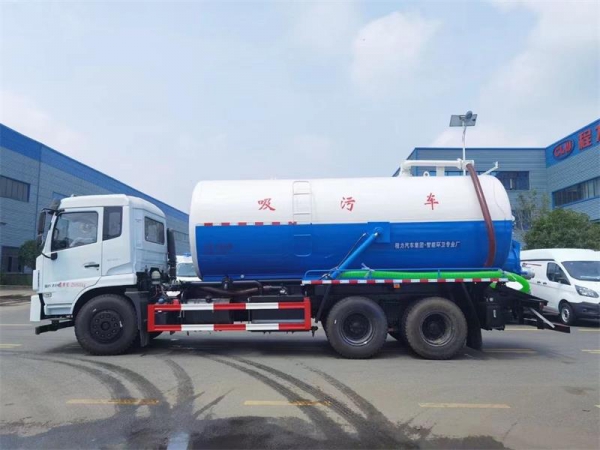 東風(fēng)D17后雙橋18方吸污車,配水循環(huán)泵加10米吸污帶。