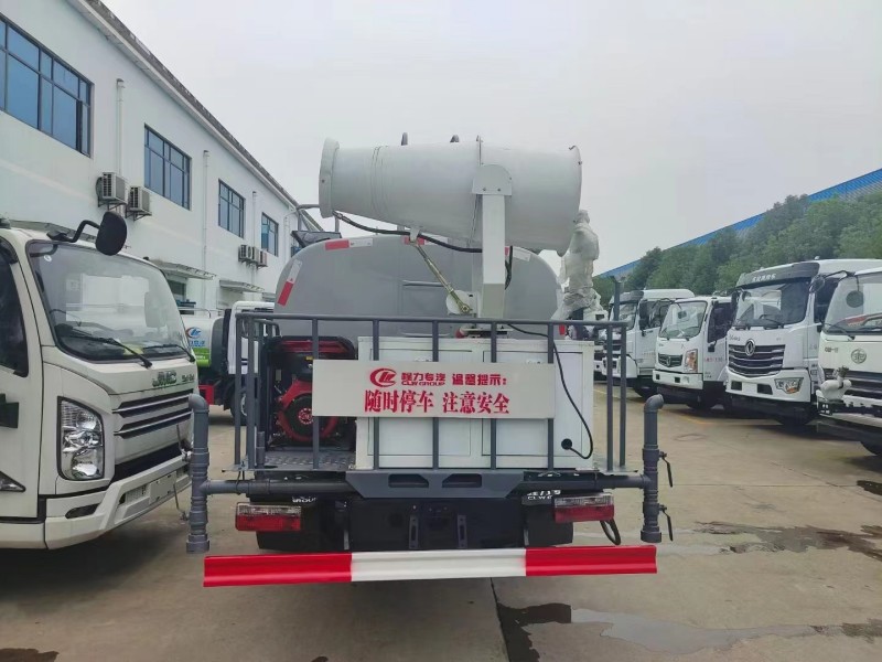 多利卡9噸灑水車30米噴霧車