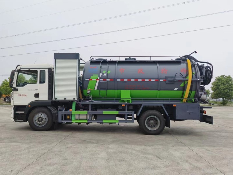 重汽豪沃15方清洗吸污車